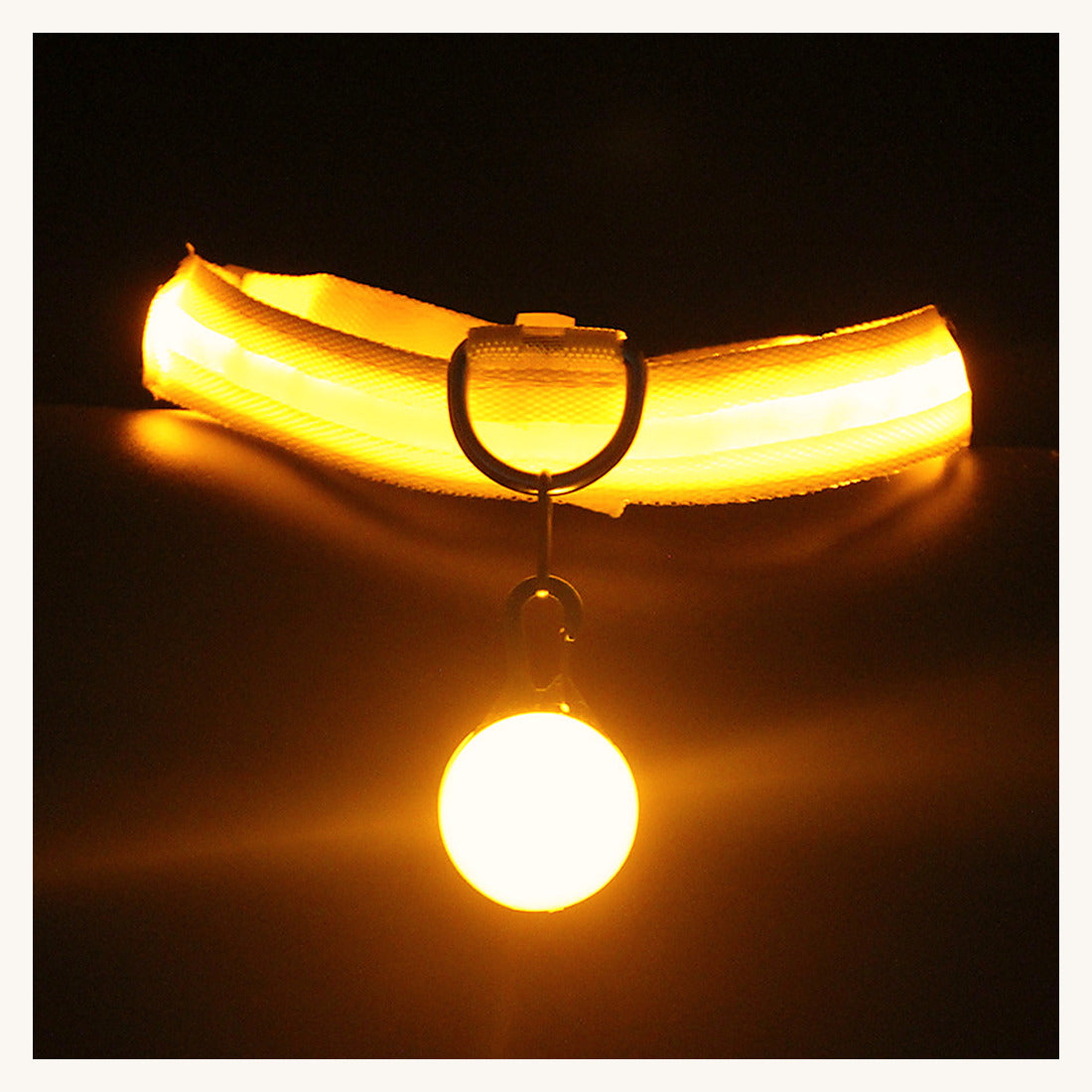 Collier lumineux à LED orange allumé