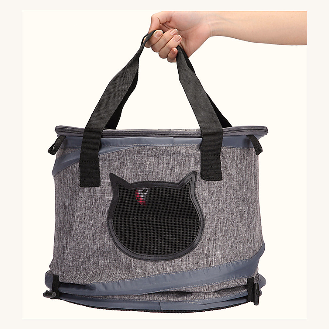 Le sac porté par ses poignées