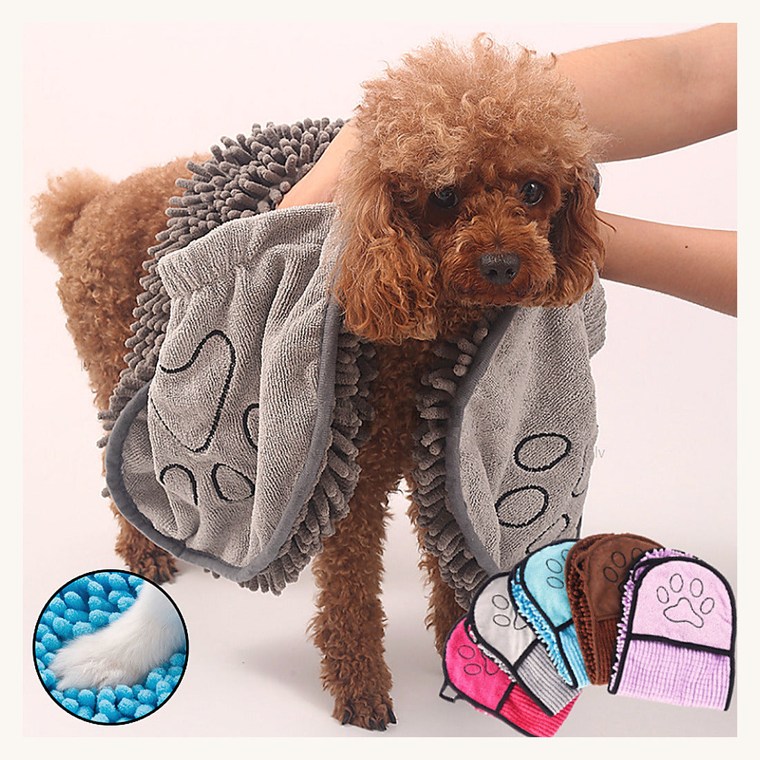 Caniche séché avec la serviette en microfibre