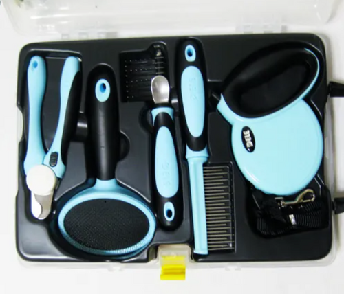Coffret de toilettage bleu ouvert montrant les outils