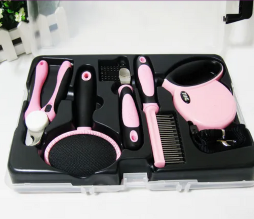 Coffret de toilettage rose ouvert montrant les outils