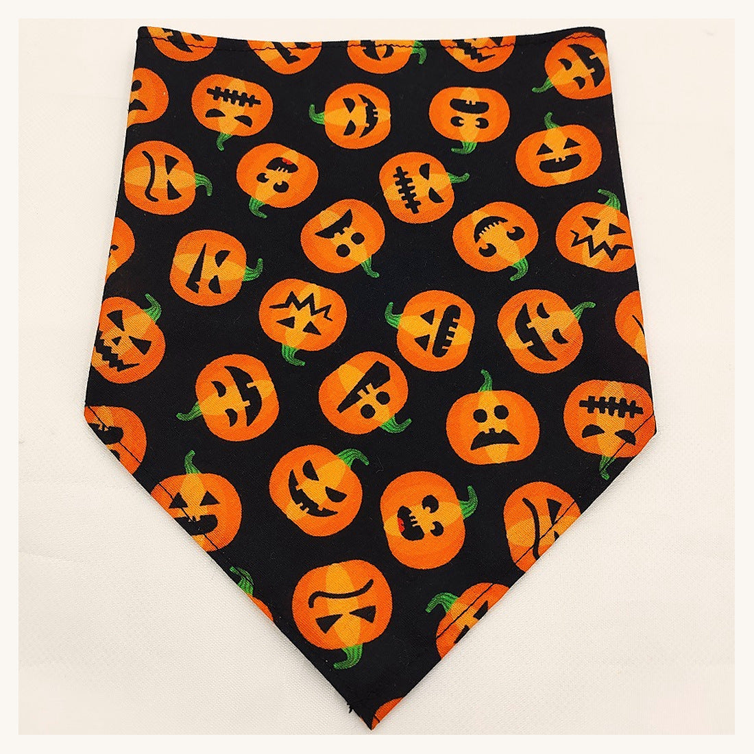 Bandana noir à citrouilles orange