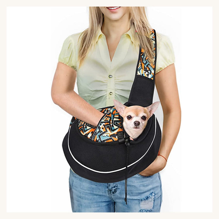 Sac bandoulière porté avec un petit chien à l'intérieur